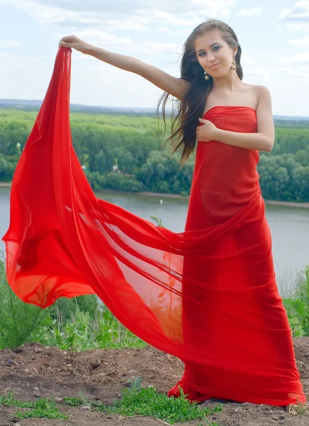 Kırmızı elbiseli kız. — Stok fotoğraf