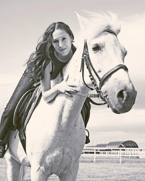 Beautiful girl embraces a horse — Stock Photo, Image