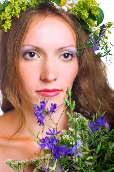若い女性の花を持つ — ストック写真