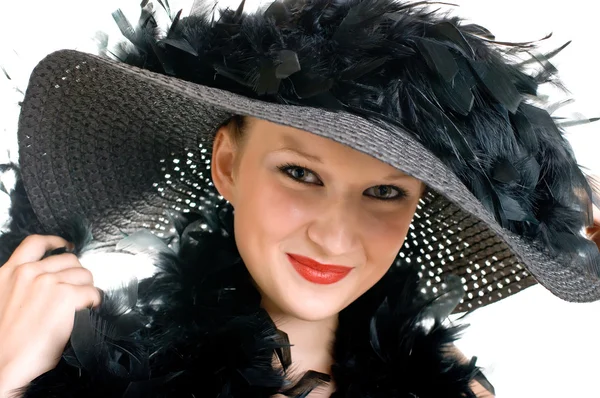 Χαμογελώντας γυναικών στο μαύρο καπέλο και boa — Φωτογραφία Αρχείου