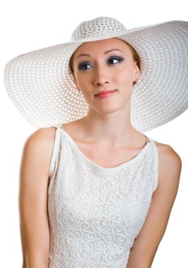 beyaz şapka ve kıyafet gülümseyen kadın