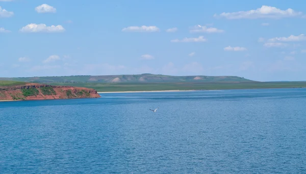 Lugna vatten i sjön och mulen himmel — Stockfoto
