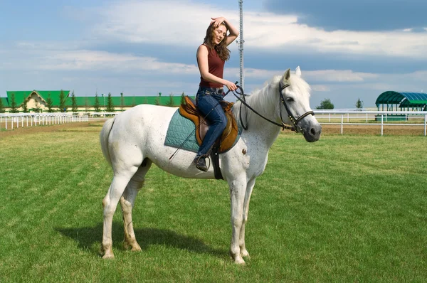 Mladá dívka obkročmo na koni — Stock fotografie