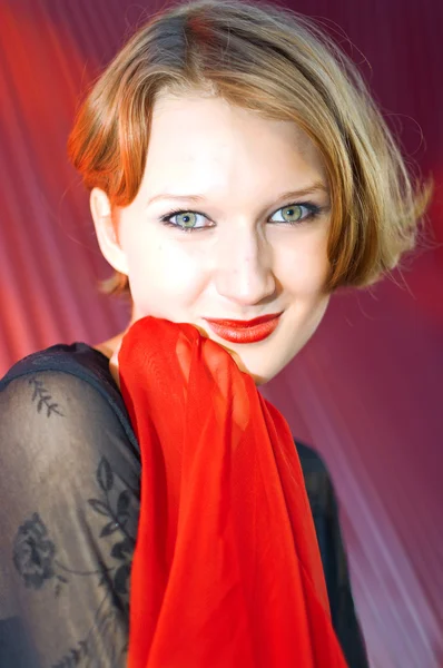 Menina jovem em vestido preto com cachecol vermelho — Fotografia de Stock
