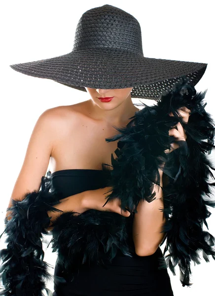 Sereniteit vrouwen in zwarte hoed en boa — Stockfoto