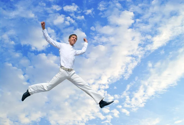 男子跳远反对蓝蓝的天空 — 图库照片
