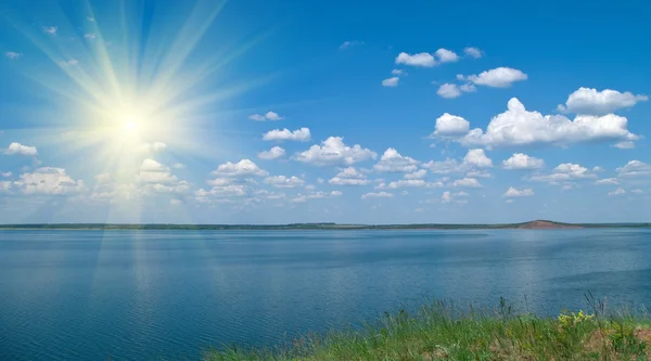 Ruhiges Wasser des Sees und wolkenverhangener Himmel — Stockfoto
