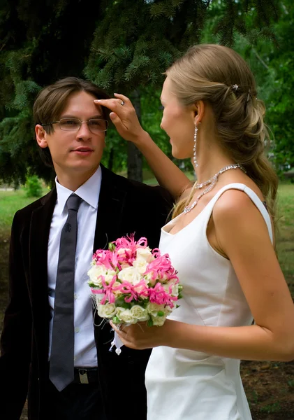 Bruden och brudgummen mot gröna furtrees — Stockfoto