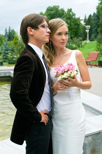 Serenity bruden och brudgummen — Stockfoto