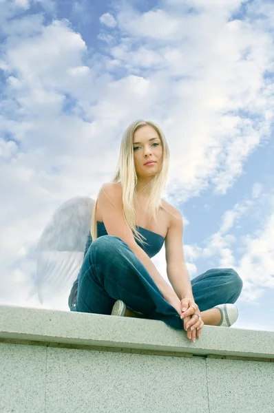 青い曇り空を背景の天使 — ストック写真