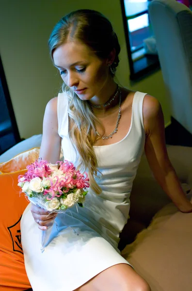 Braut mit Blumen im Café — Stockfoto