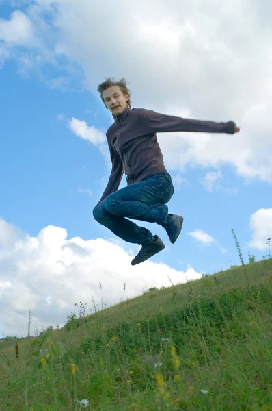 男子跳远针对夏天风景 — 图库照片