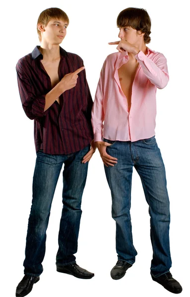 Мужчины показывают друг другу пальцем — стоковое фото