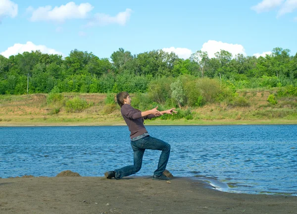 男性川に石を投げる — ストック写真