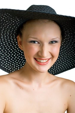 Siyah şapkalı kadın gülümsüyor
