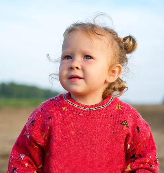Маленькая девочка в красном — стоковое фото
