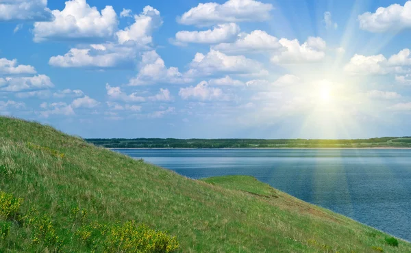 Ruhiges Wasser des Sees und wolkenverhangener Himmel — Stockfoto