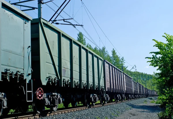 Zardzewiałe wagony brązowe i zielone — Zdjęcie stockowe