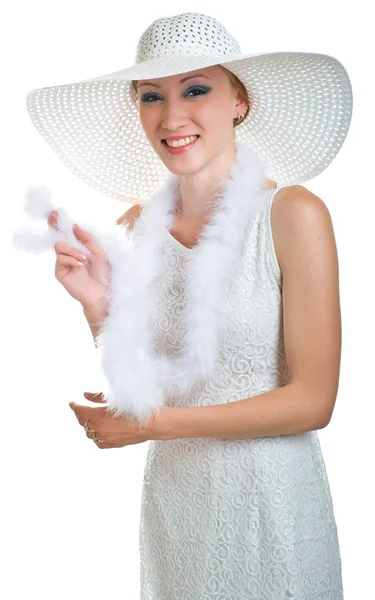 Lächelndes Mädchen mit weißem Hut, Kleid und Boa — Stockfoto