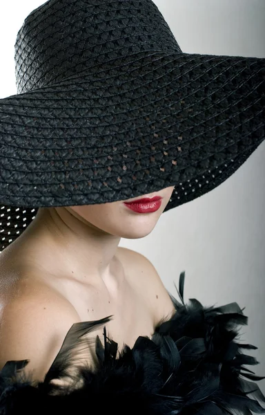 Kobiety w czarny kapelusz i boa — Zdjęcie stockowe
