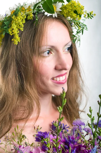 若い女性の花を持つ — ストック写真