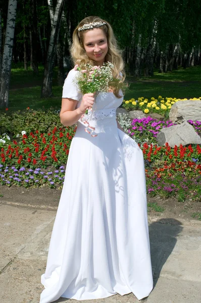 Gelukkige bruid in wit — Stockfoto