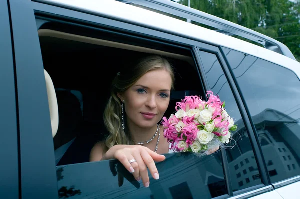 Serenità sposa con mazzo di fiori — Foto Stock