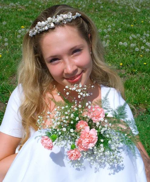 白の花嫁の笑みを浮かべてください。 — ストック写真
