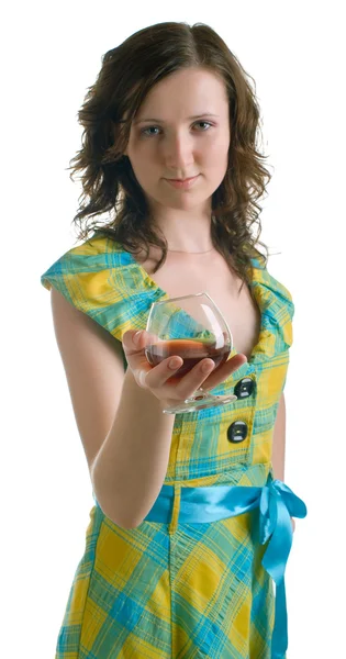 Güzel genç kadın konyak içer — Stok fotoğraf