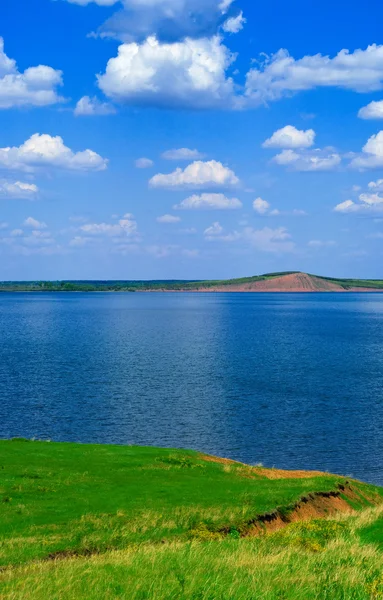 Paesaggio con acqua tranquilla del lago — Foto Stock