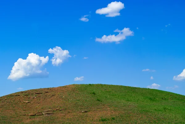 Sommerlandschaft mit Hügeln — Stockfoto