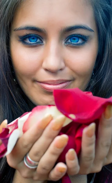 손으로 꽃잎을 가진 여자 — 스톡 사진