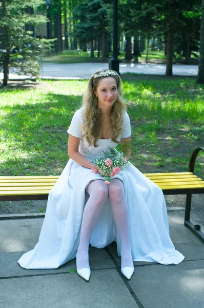 Bruden i park — Stockfoto