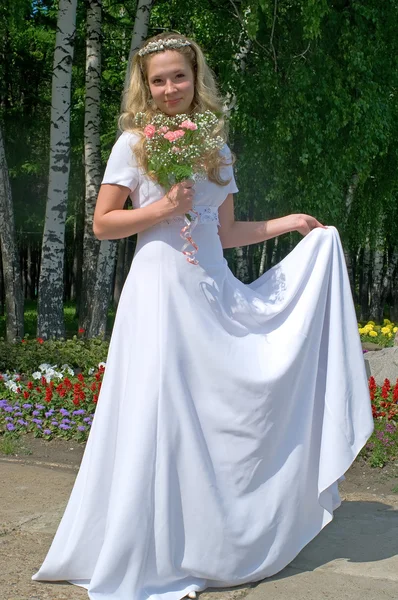 Sposa felice in un abito da sposa bianco — Foto Stock
