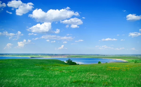 Landschaft mit blauem See — Stockfoto