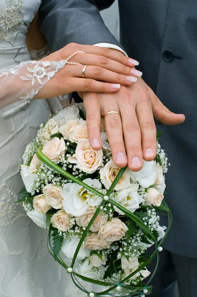 Τα χέρια του ένα πρόσφατα παντρεμένος ζευγάρι — Φωτογραφία Αρχείου