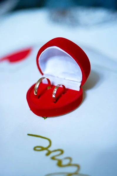 Caixa vermelha com anéis de casamento — Fotografia de Stock
