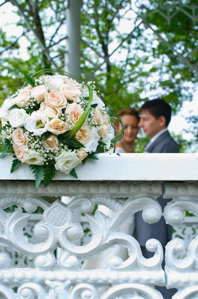 Bouquet da sposa su recinzione bianca — Foto Stock