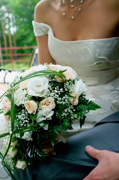 Bouquet contro giovane coppia — Foto Stock