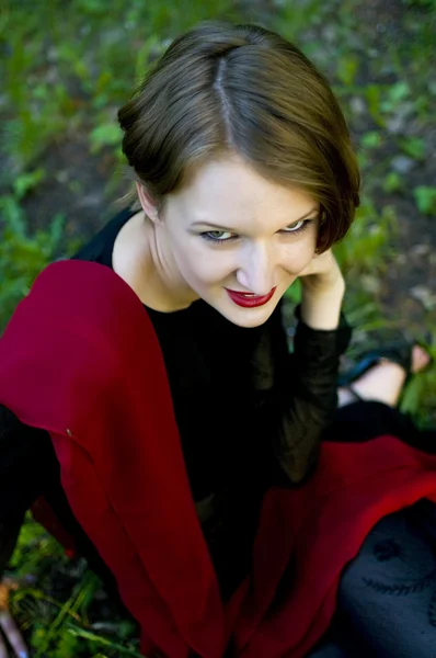 빨간 스카프와 검은 드레스 여자 — 스톡 사진