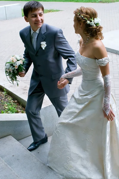 Giovane sposa e sposo — Foto Stock