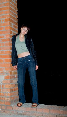 Kız kırmızı tuğla duvar