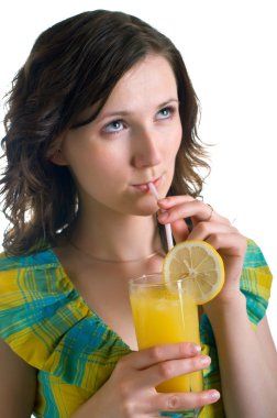 chica joven con una copa de Cóctel