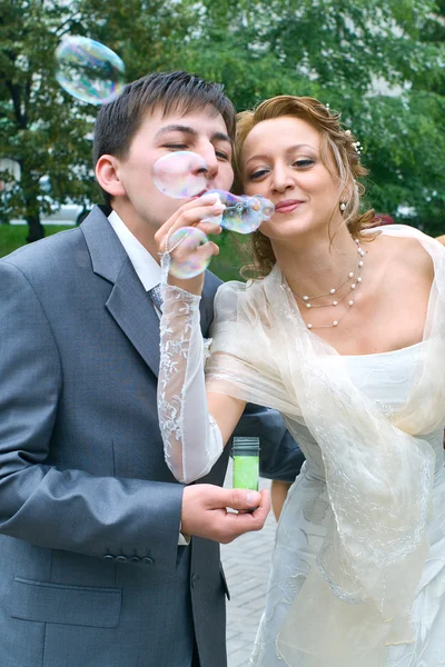 Couple blowing the soap bubbles — Stock Photo, Image