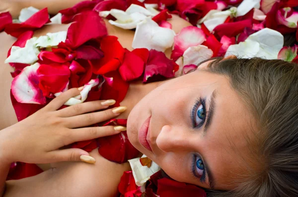 Jong meisje in roos bloemblad — Stockfoto