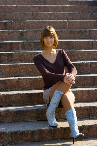 Dívka sedící na žebřík kroků — Stock fotografie