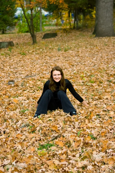 Kız sonbahar doğaya karşı — Stok fotoğraf