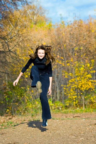 Chica saltando —  Fotos de Stock