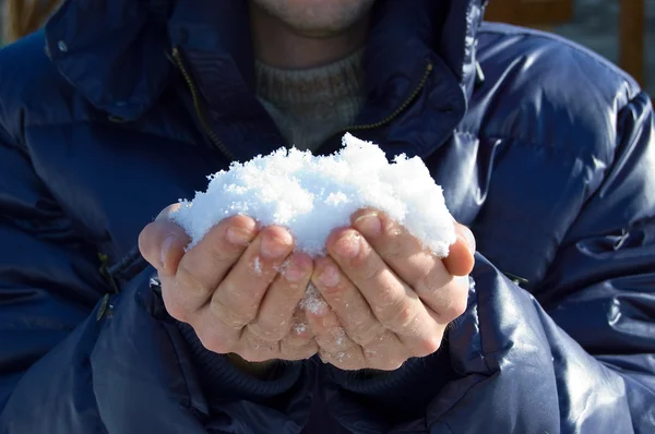 A neve está em mãos masculinas — Fotografia de Stock