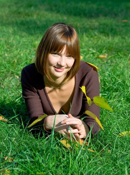 Jeune fille sur une herbe verte — Photo